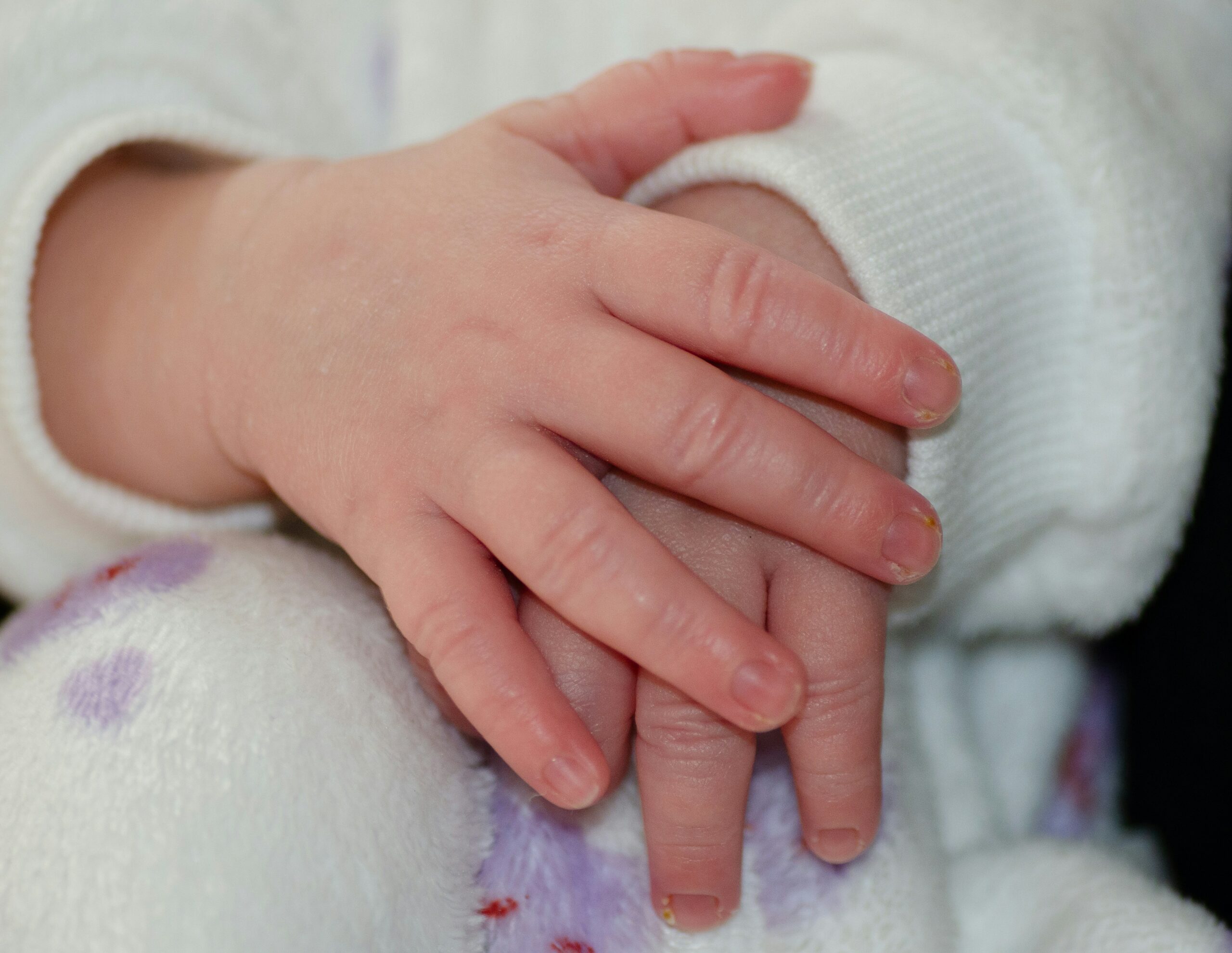Bébé a les mains froides : faut-il s’inquiéter ? Conseils et solutions.