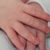 Bébé a les mains froides : faut-il s'inquiéter ?