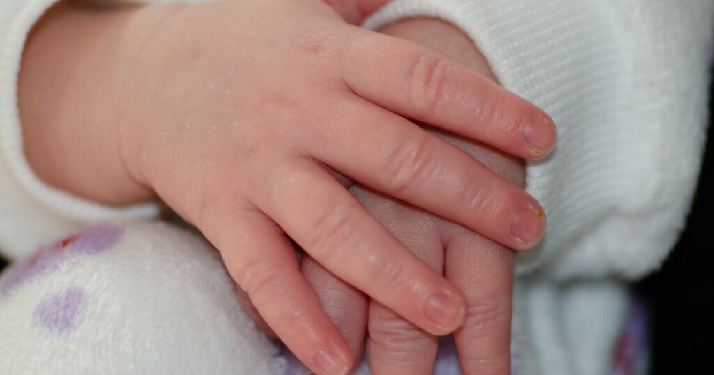 Bébé a les mains froides : faut-il s&rsquo;inquiéter ?