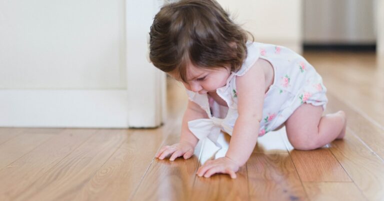 Comment encourager bébé à ramper ? Conseils et astuces