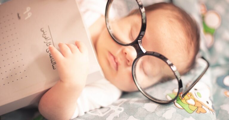 Comment Savoir si Bébé Voit Bien ? Signes et Conseils