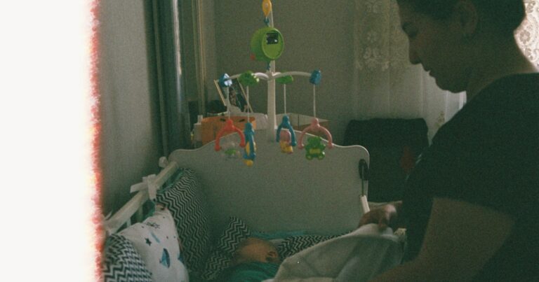 Faut-il réveiller bébé pour manger ? Conseils et astuces