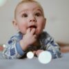 Pourquoi bébé met tout à la bouche ? Comprendre ce comportement