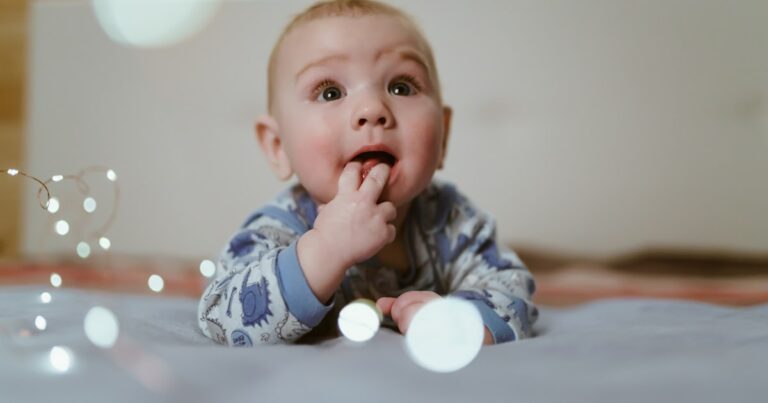 Pourquoi bébé met tout à la bouche ? Comprendre ce comportement