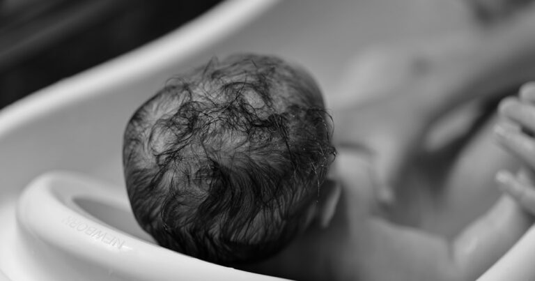 Quand laver bébé pour la première fois ? Conseils et astuces