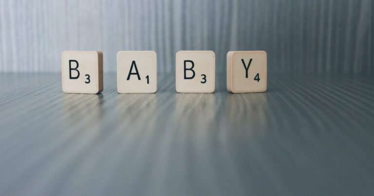 À quel âge bébé reconnaît ses parents ? Découvrez les étapes clés