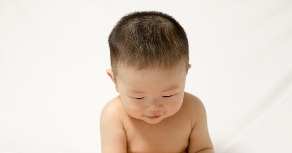 À quel âge bébé tient-il assis ? Guide complet