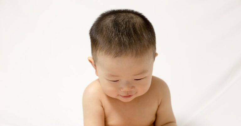 À quel âge bébé tient-il assis ? Guide complet