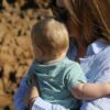 Quelle solution pour garder bébé contre soi toute la journée ? Le tee shirt de portage