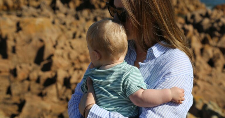 Quelle solution pour garder bébé contre soi toute la journée ? Le tee shirt de portage