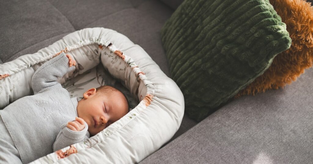 Pourquoi Bébé Dort Mieux Chez les Autres ? Explications et Solutions