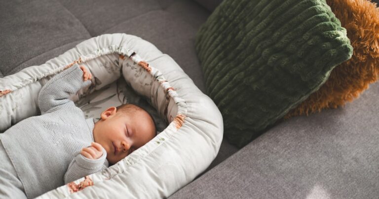 Pourquoi Bébé Dort Mieux Chez les Autres ? Explications et Solutions