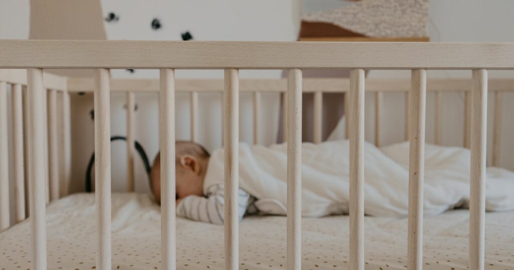 Bébé dort peu la journée : faut-il s’inquiéter ? Conseils et solutions