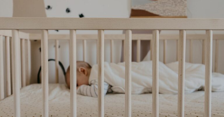Bébé dort peu la journée : faut-il s&rsquo;inquiéter ? Conseils et solutions