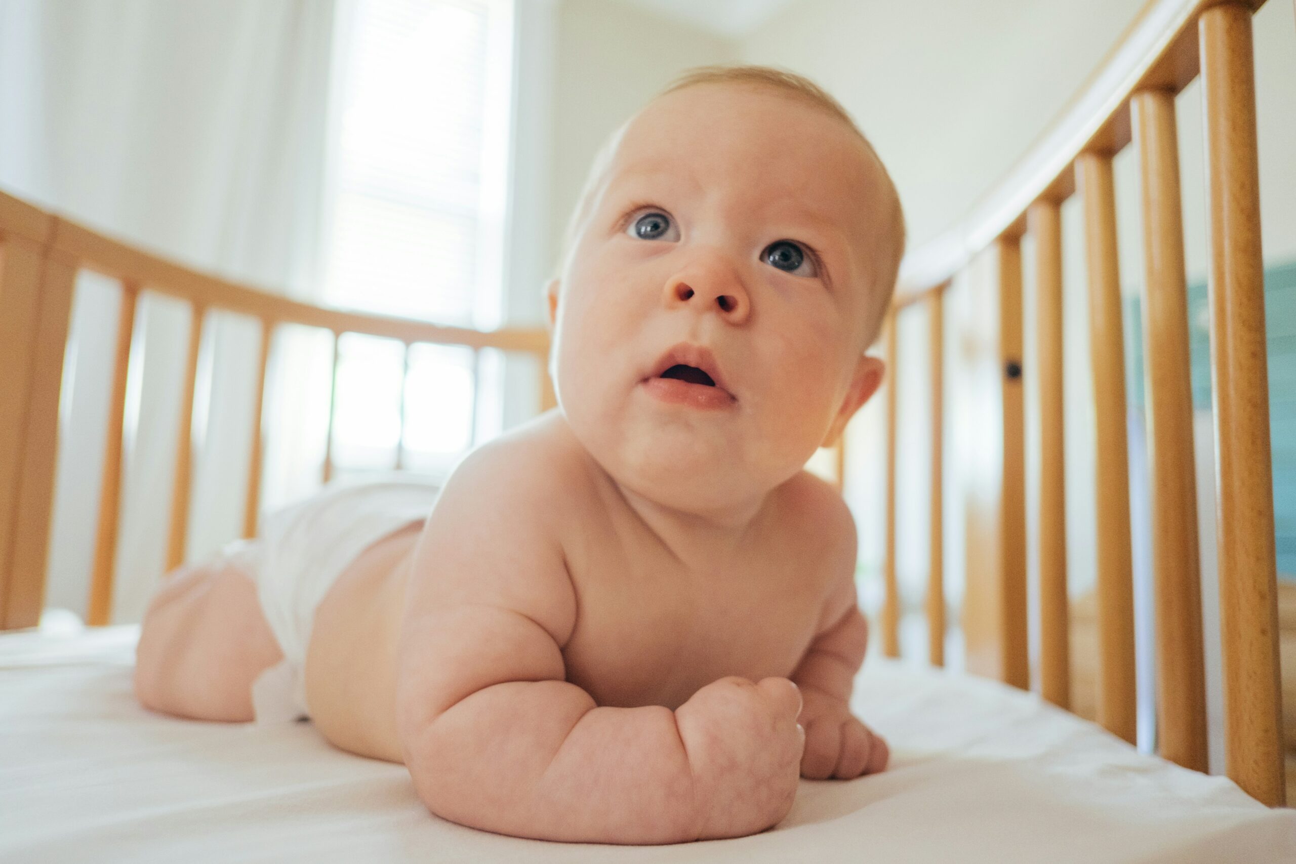 Bébé lutte contre le sommeil : que faire ? Conseils pratiques pour parents fatigués