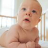 Bébé lutte contre le sommeil : que faire ? Conseils et astuces