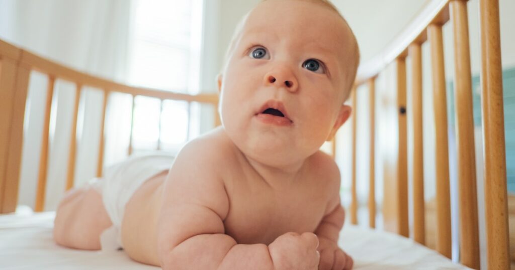 Bébé lutte contre le sommeil : que faire ? Conseils et astuces
