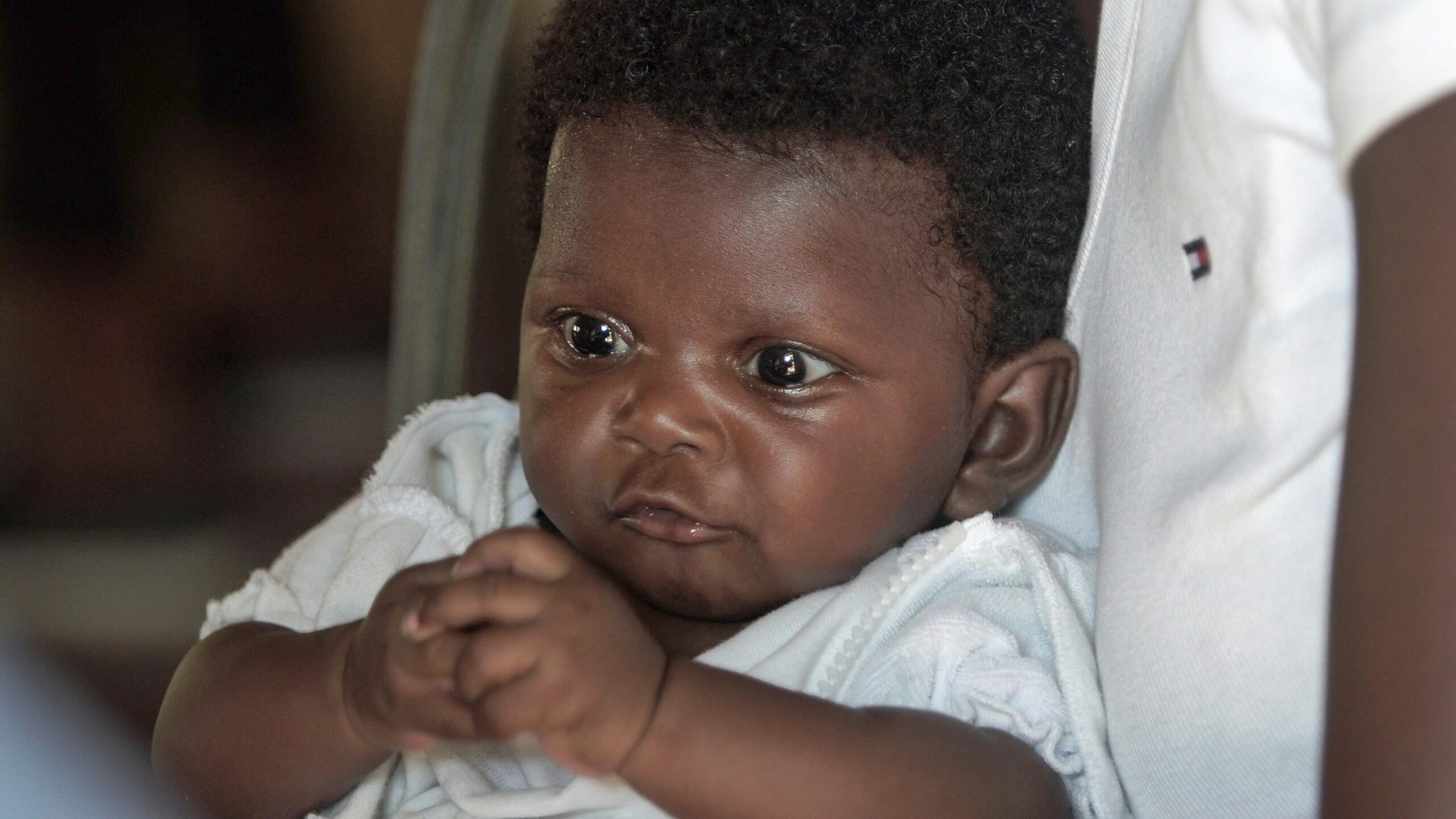 Bébé ne sourit pas beaucoup : faut-il s’inquiéter ? Conseils et explications