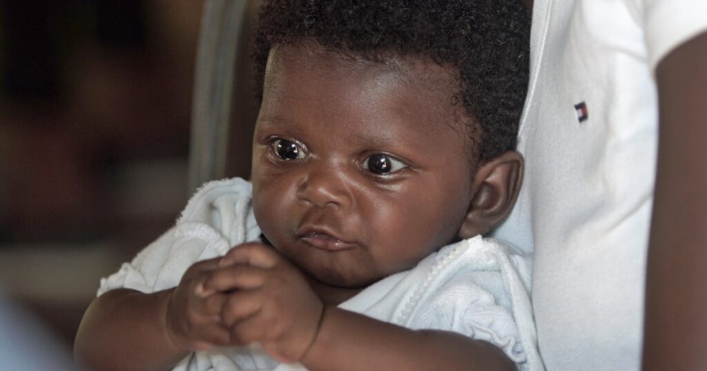 Bébé ne sourit pas beaucoup : faut-il s&rsquo;inquiéter ?