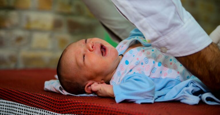Bébé régurgite beaucoup : Est-ce normal ?
