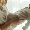 Mon bébé ne dort que sur moi : est-ce grave ? Conseils et solutions