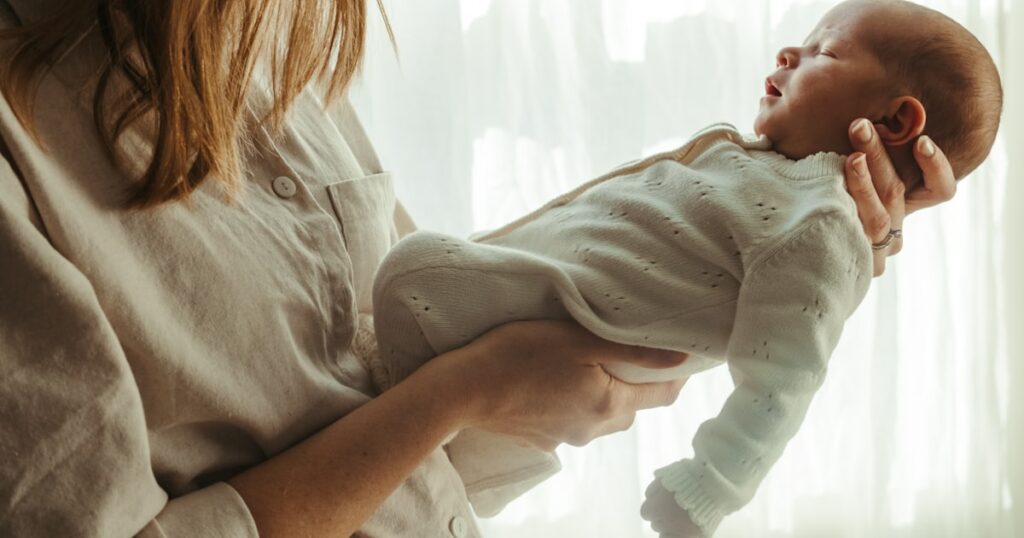 Mon bébé ne dort que sur moi : est-ce grave ? Conseils et solutions