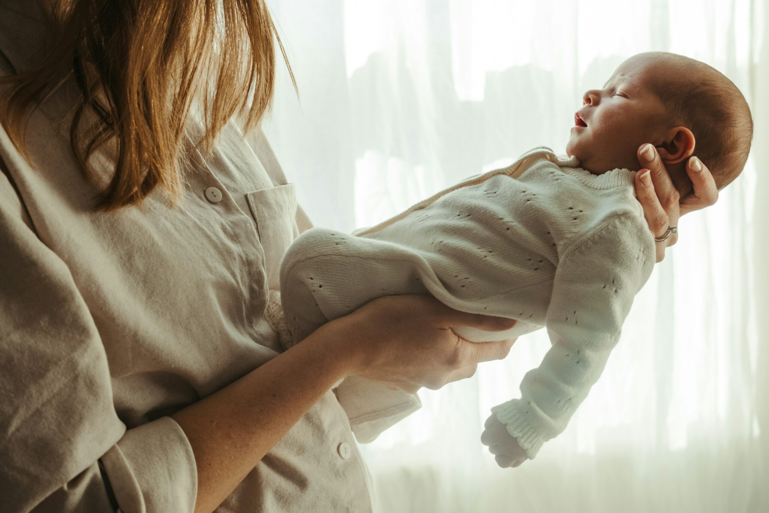 Mon bébé ne dort que sur moi : est-ce grave ? Solutions et conseils pratiques