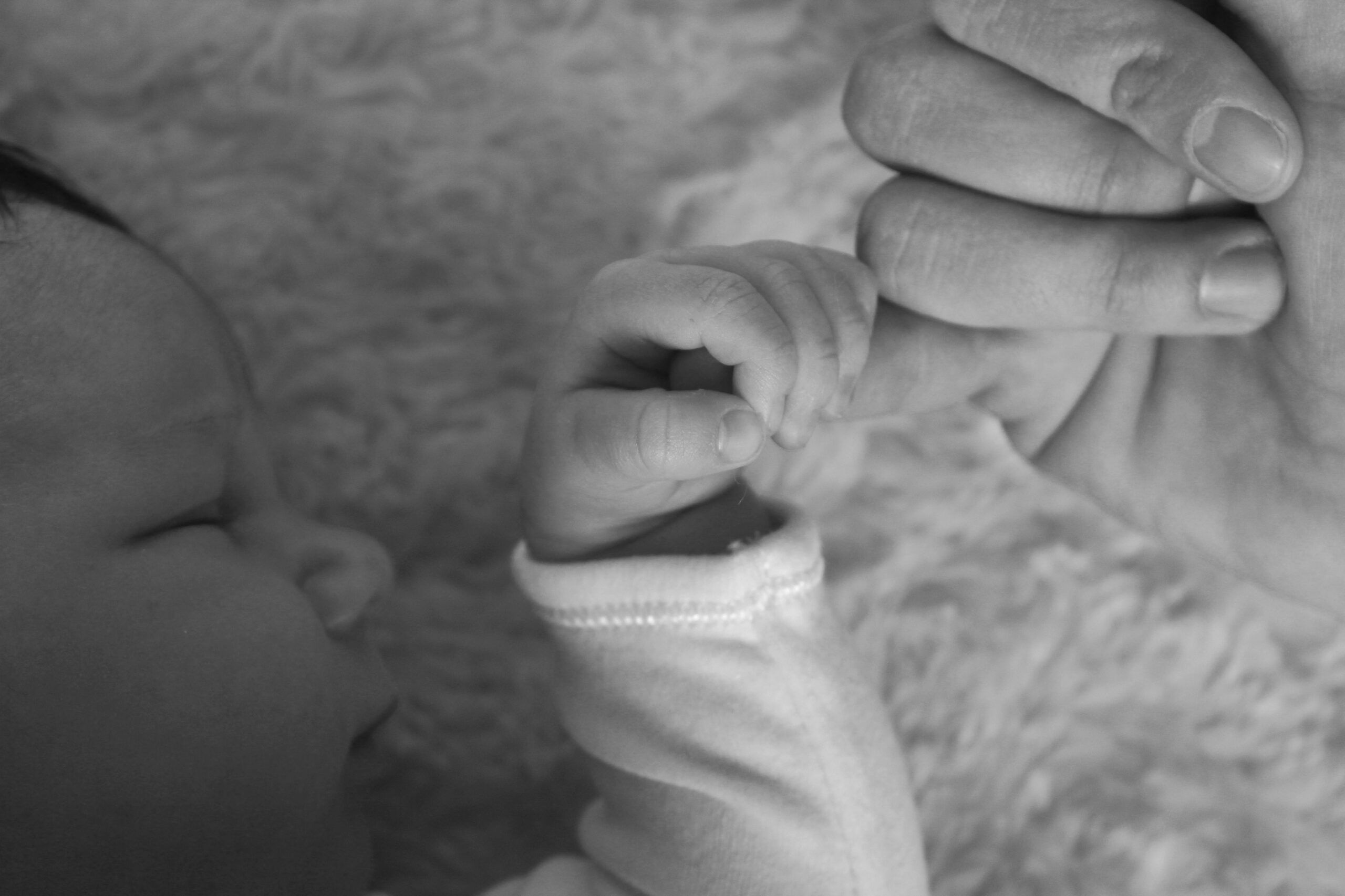 Pourquoi bébé serre fort le doigt ? Explications et conseils parentaux