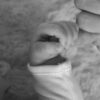 Pourquoi Bébé Serre Fort le Doigt ? Explications et Conseils