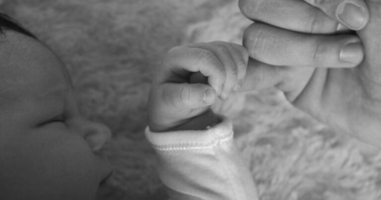 Pourquoi Bébé Serre Fort le Doigt ? Explications et Conseils