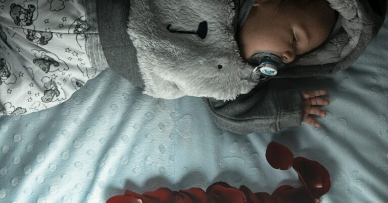 Pourquoi mon bébé se réveille en hurlant la nuit ? Causes et solutions