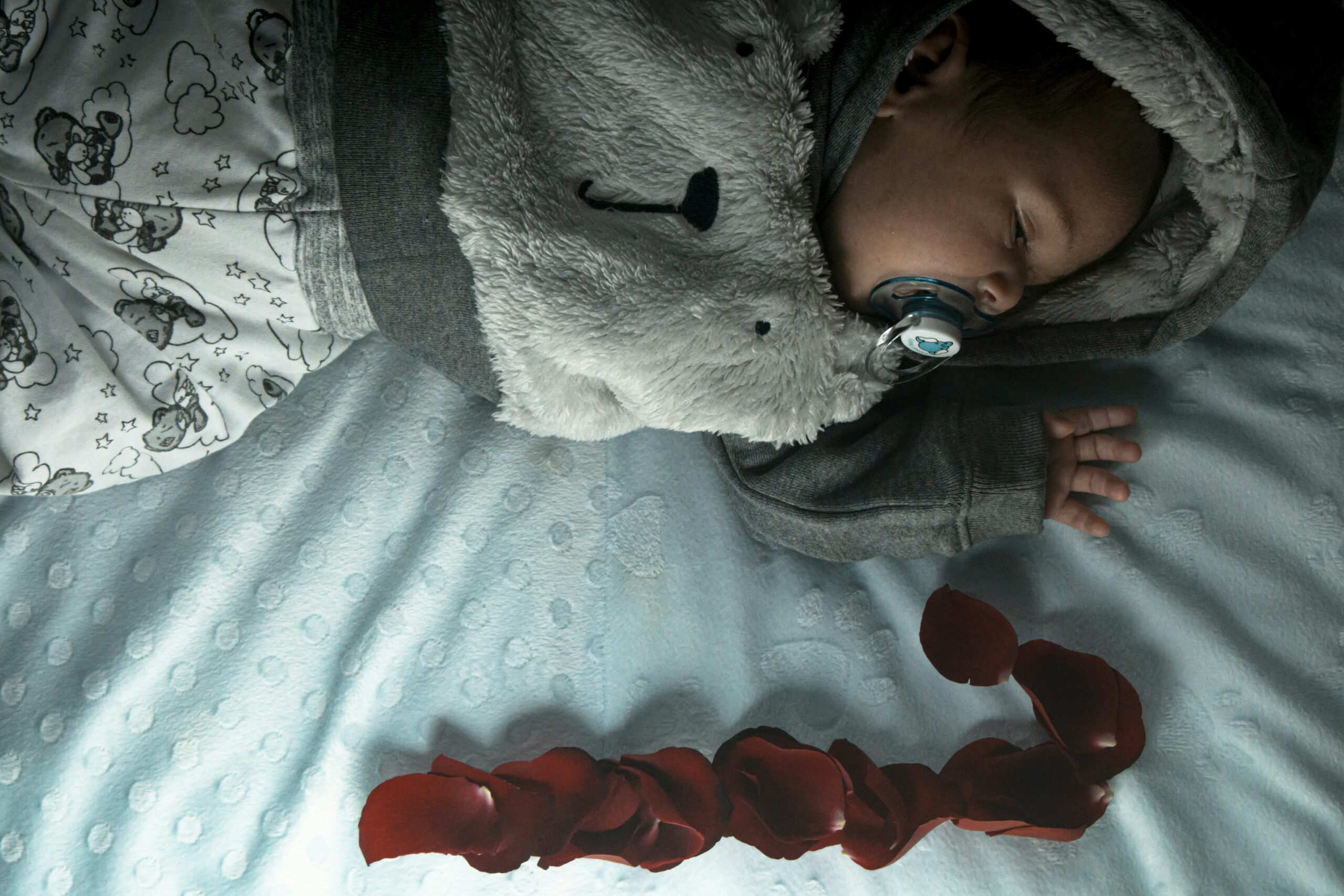 Pourquoi mon bébé se réveille en hurlant la nuit ? Causes et solutions
