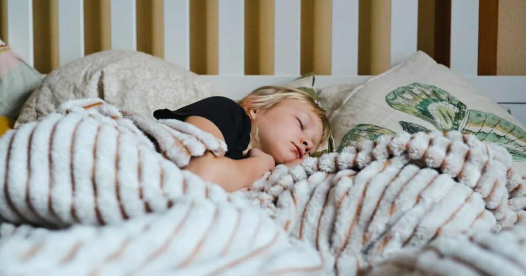 Combien de siestes selon l&rsquo;âge de bébé ? Guide complet