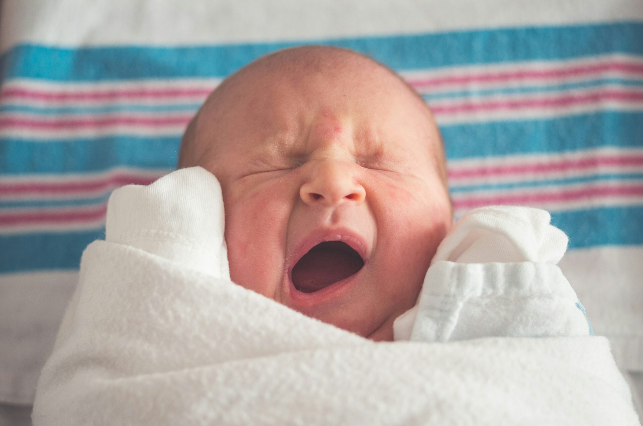 Comment savoir si bébé est stressé ? Signes et solutions pour parents