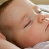 Pourquoi bébé s’agite en dormant ? Causes et solutions
