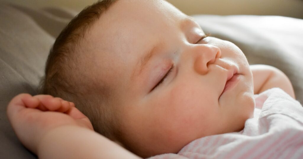 Pourquoi bébé s’agite en dormant ? Causes et solutions