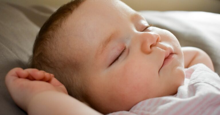 Pourquoi bébé s’agite en dormant ? Causes et solutions